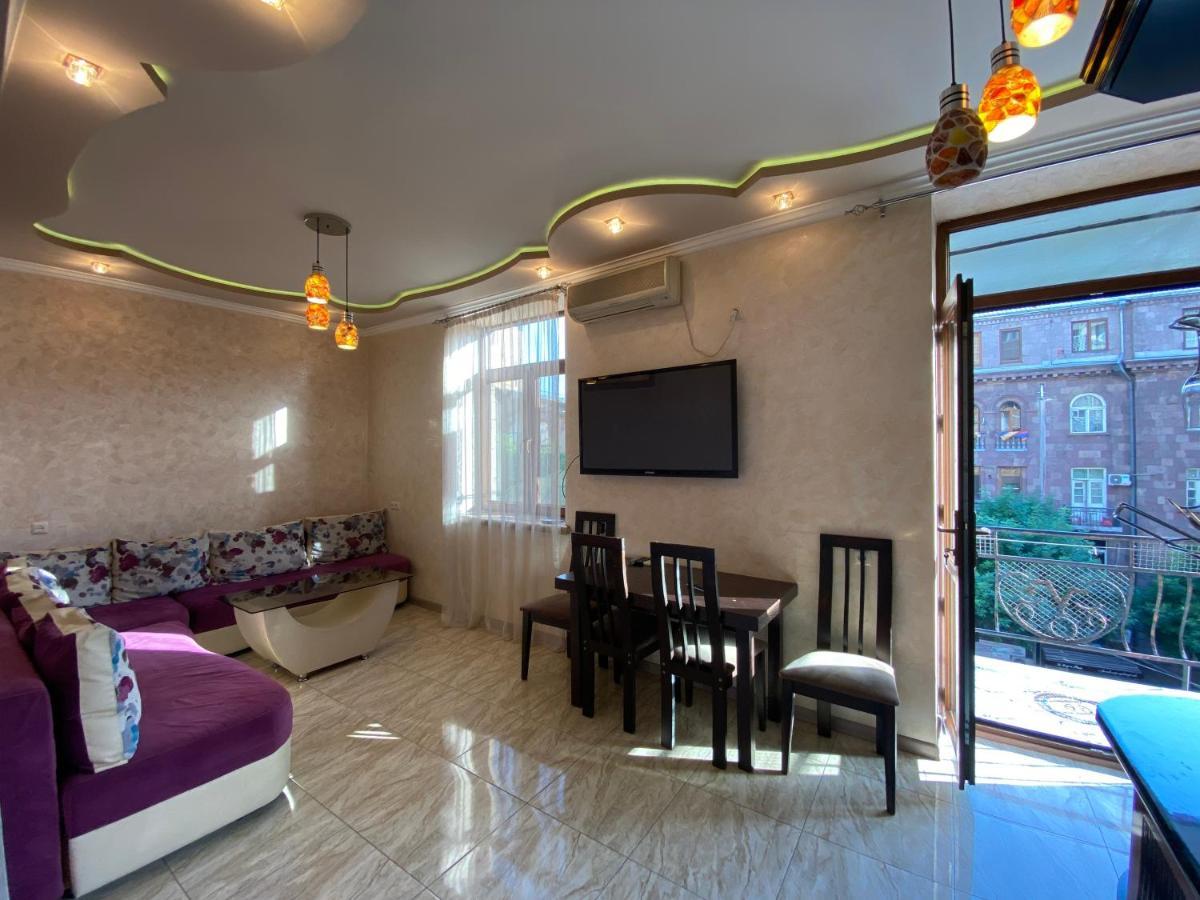 Amiryan Street 1 Bedroom Deluxe Apartment With Balcony Am104 يريفان المظهر الخارجي الصورة