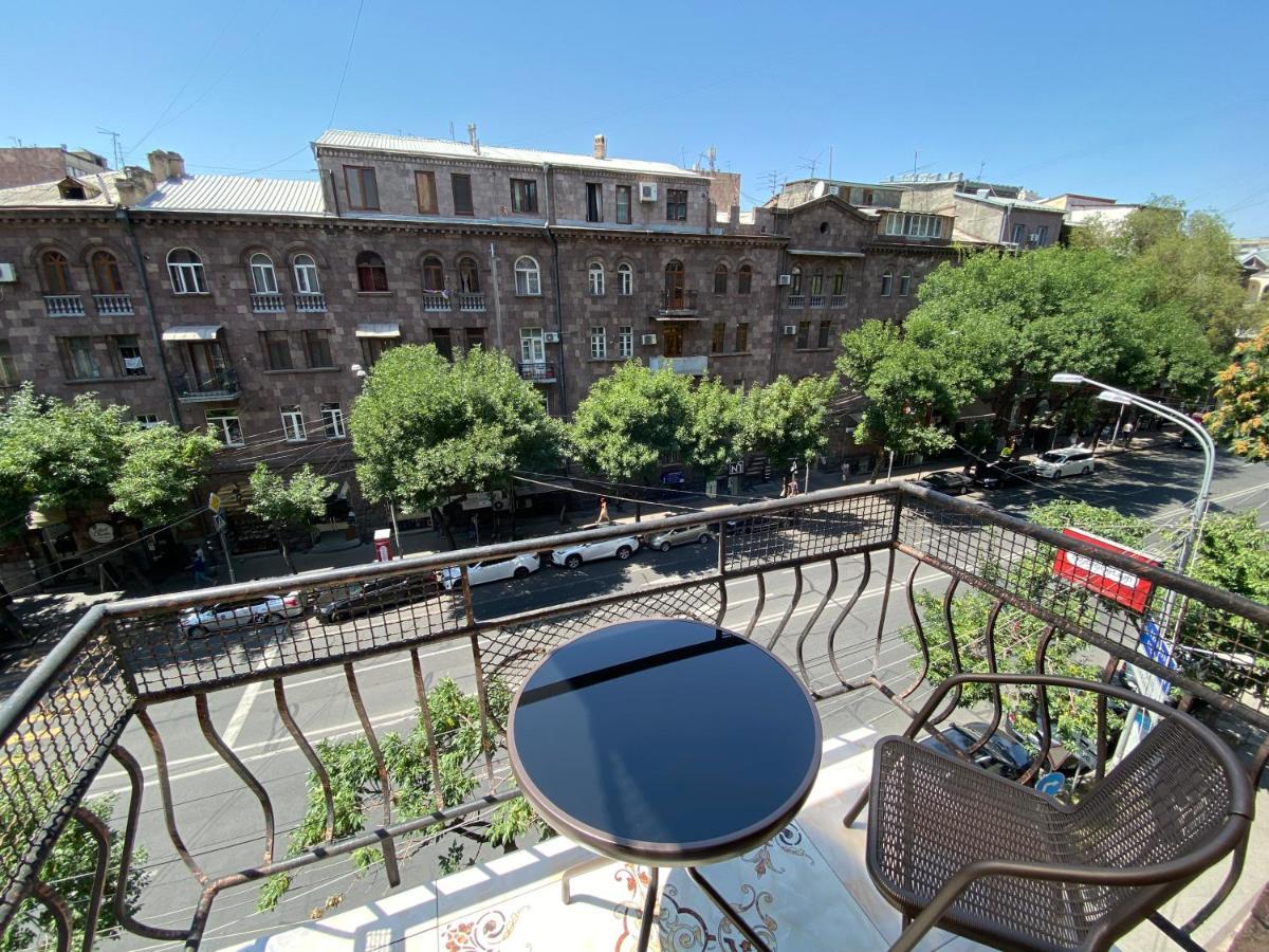 Amiryan Street 1 Bedroom Deluxe Apartment With Balcony Am104 يريفان المظهر الخارجي الصورة