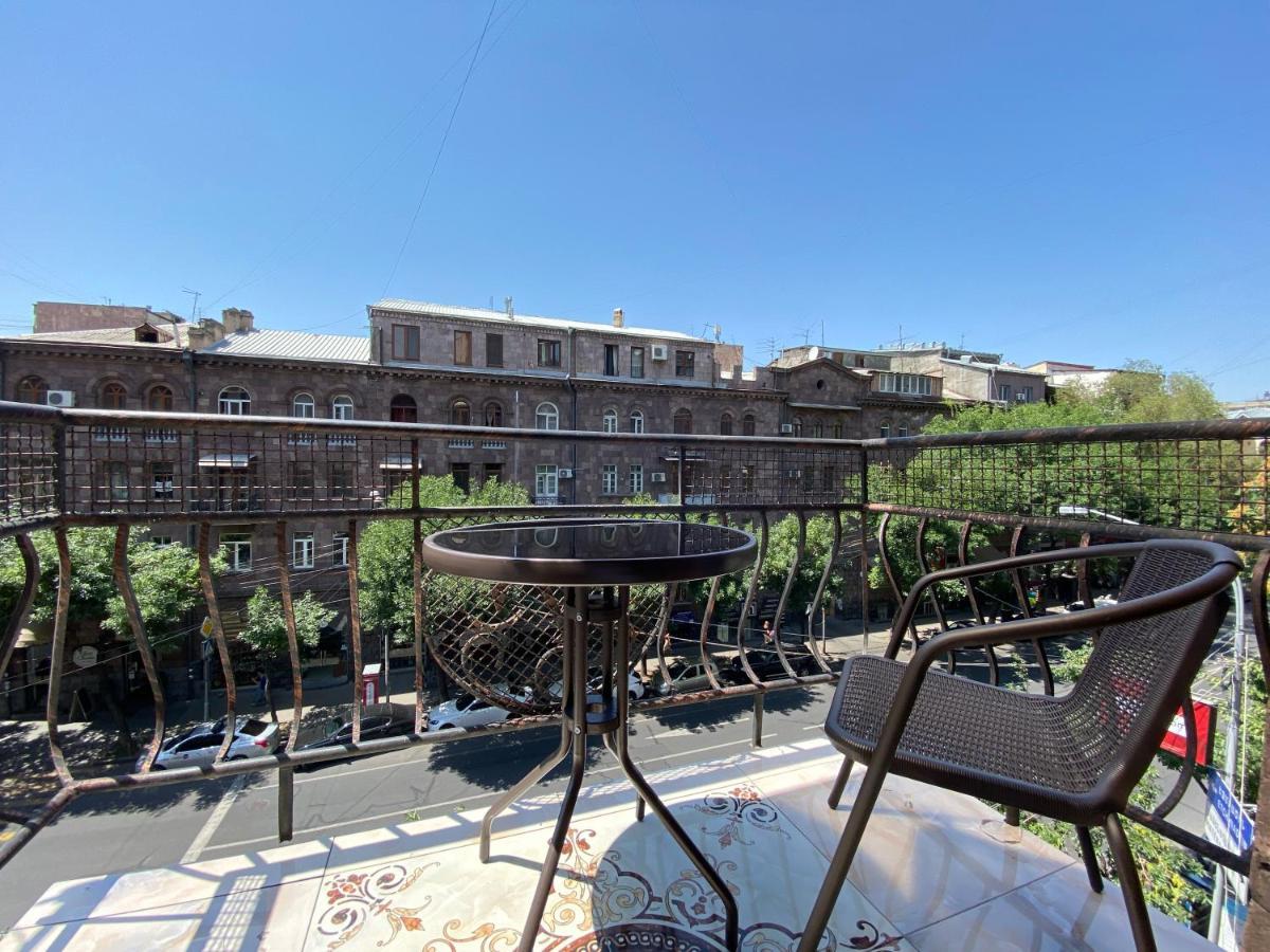 Amiryan Street 1 Bedroom Deluxe Apartment With Balcony Am104 يريفان المظهر الخارجي الصورة