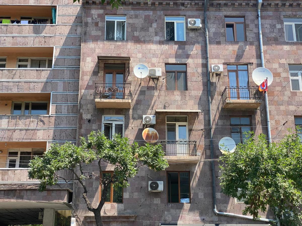 Amiryan Street 1 Bedroom Deluxe Apartment With Balcony Am104 يريفان المظهر الخارجي الصورة